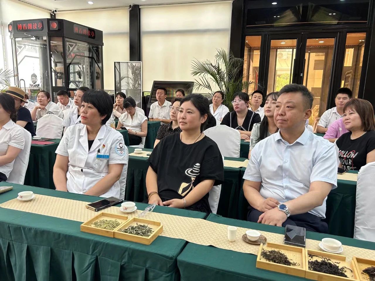 茶情雅韵 品香涤心丨皇冠welcome官网集团、温泉集团、公服集团茶艺兴趣班开课